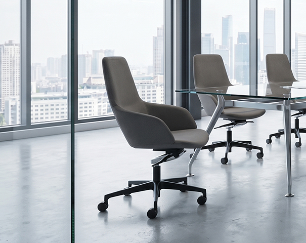 Офисное кресло Остин с низкой спинкой на крестовине с колесами